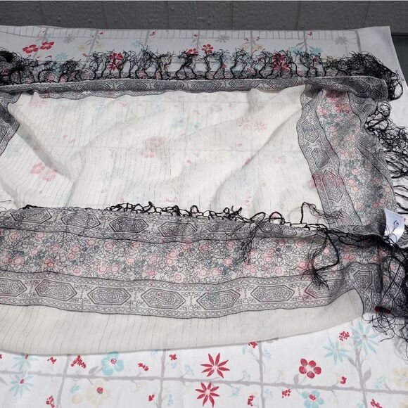 H&M White & Multiclrd FringePolyesterViscoseMetalicWomen'sSquare36×36" ShawlWrap - Picture 3 of 8